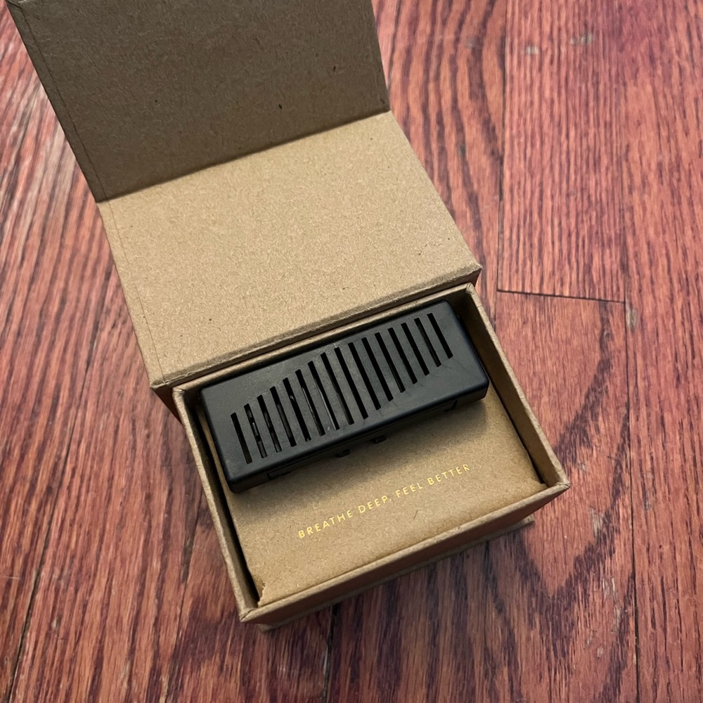 🎉 Saje AromaCar Diffuser in Elegant Black - Picture 2 of 3
